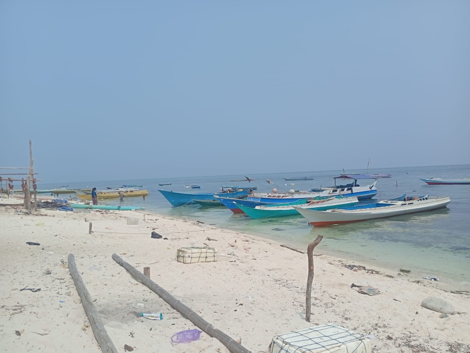Perahu nelayan yang terparkir di bibir laut Pulau Sagori karena tidak memiliki BBM