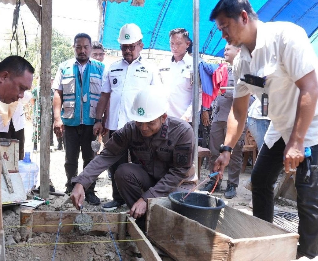 Kejari Bombana saat meletakan batu pertama disaksikan oleh Bupati.