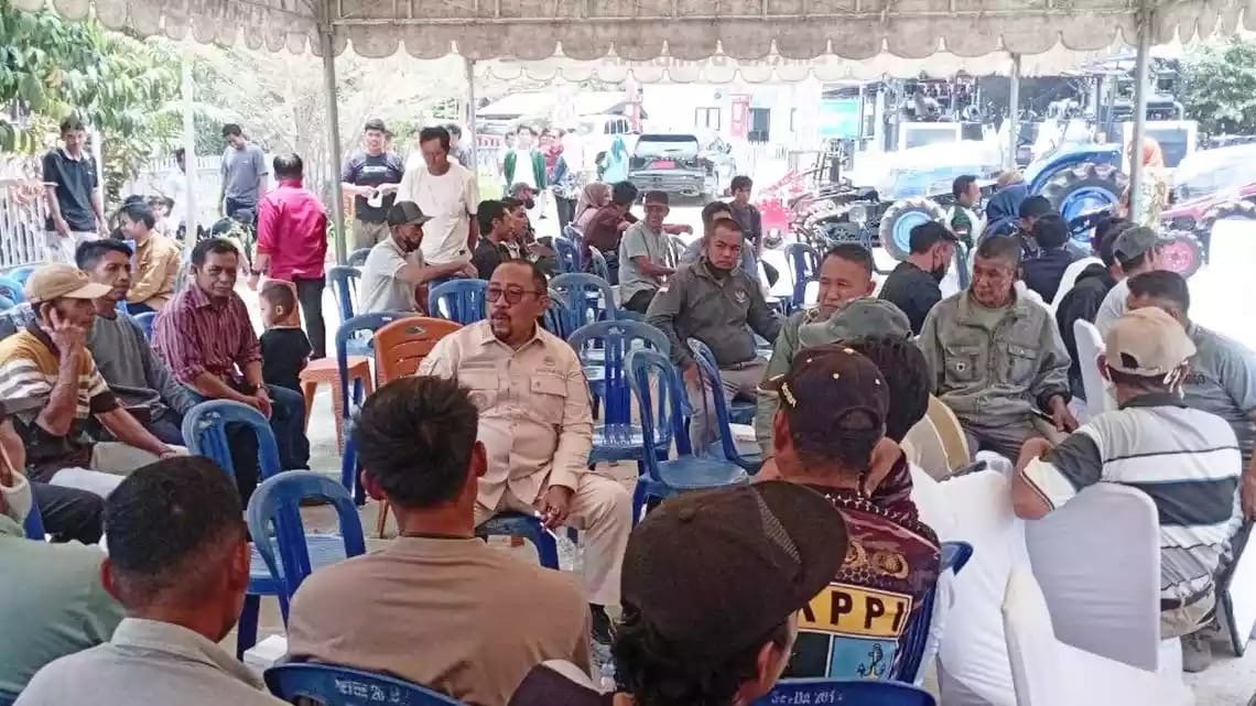 Bupati Bombana didampingi Kadis Pertanian mendengarkan curhatan petani.