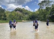 Kejar Cita-Cita, Siswa SMP di Perbatasan Bombana Kolaka Lintasi Sungai
