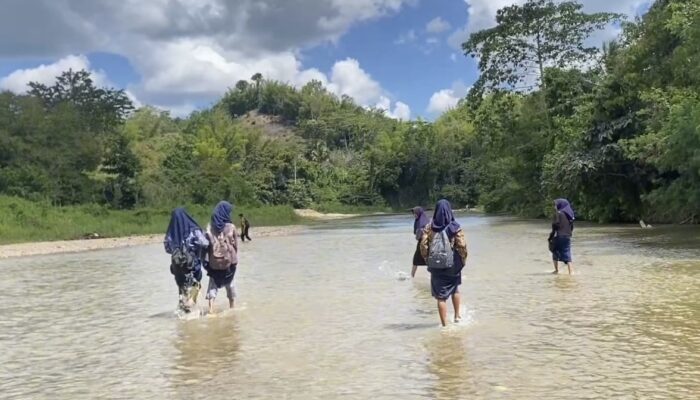 Kejar Cita-Cita, Siswa SMP di Perbatasan Bombana Kolaka Lintasi Sungai