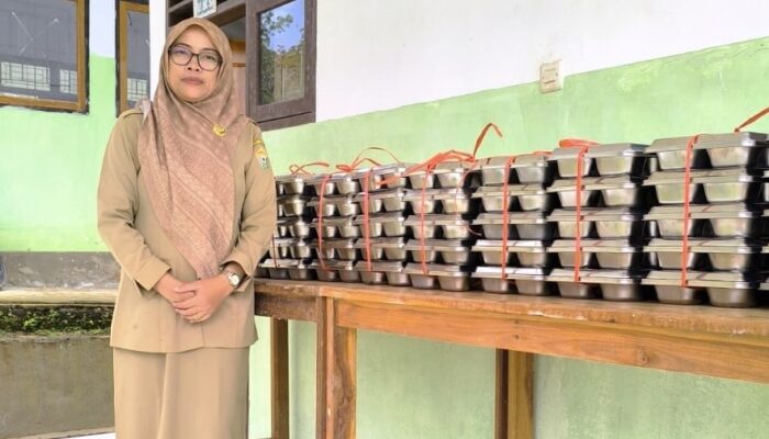Ratusan Siswa dan Guru SMA 14 Konsel Sambut MBG
