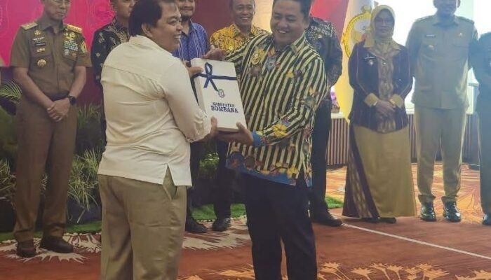 Serahkan LKPD, Wabup Bombana Harap Kembali Raih WTP