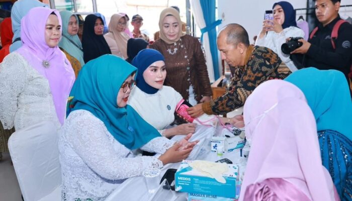 Hari Kartini, PKK Bombana Bagi Sembako dan Periksa Kesehatan Gratis