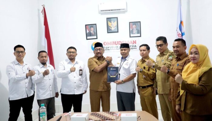 Bupati Bombana Raih Penghargaan Kepatuhan Pelayanan Publik