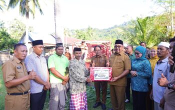 Ir H Burhanuddin Serahkan Hewan Kurban Presiden ke Masyarakat