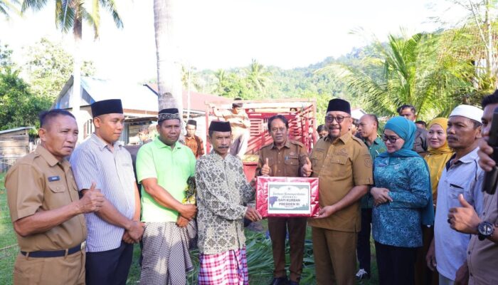 Ir H Burhanuddin Serahkan Hewan Kurban Presiden ke Masyarakat