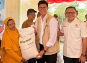 Bulog Salurkan 780 Kg Beras di Tiga Desa di Konsel