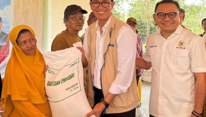 Bulog Salurkan 780 Kg Beras di Tiga Desa di Konsel