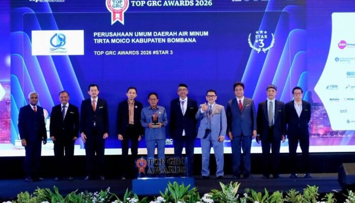 Sekda Bombana Terima TOP GRC Awards 2026 untuk Perumda Tirta Moico